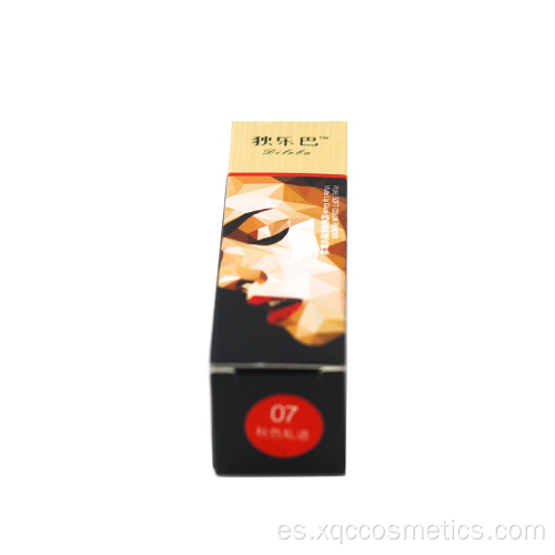 Cosméticos esmalte de labios mate diario.